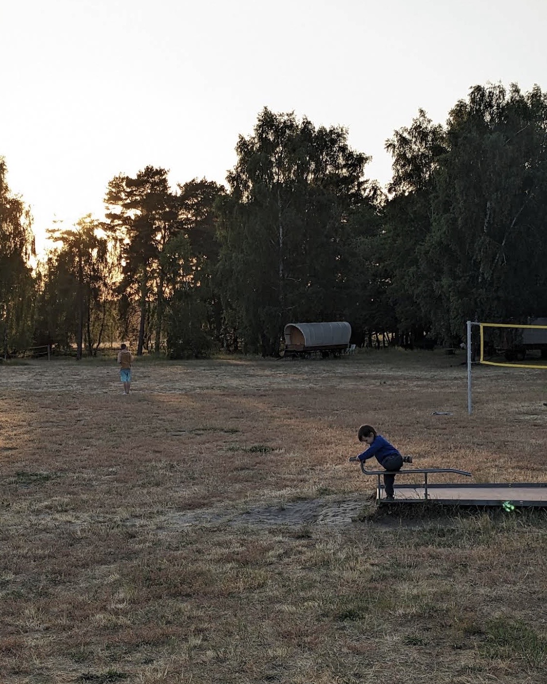 Wiese am Abend mit Planwagen